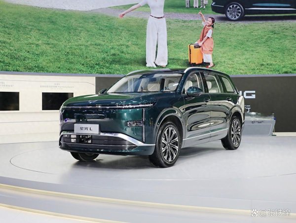 15万内大6座SUV，五菱星光L亮相，外观很前卫时尚，纯电续航260km