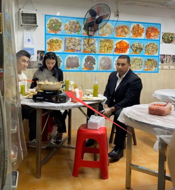 何猷君奚梦瑶现身大排档，与保镖同桌用餐还打包剩菜，网友：真接地气