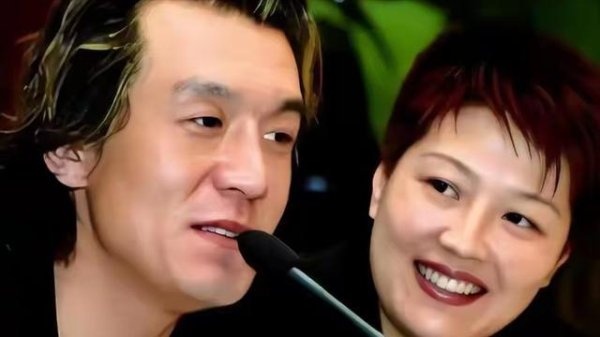 别同情李咏了，哈文道破他葬在美国的原因，不是不爱国，是回不来