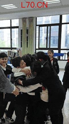 8岁伊朗男孩回到中国学校 全班沸腾 久别重逢的惊喜