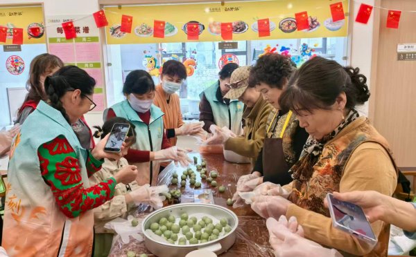 澜溪社区：巧手制青团，邻里品春韵