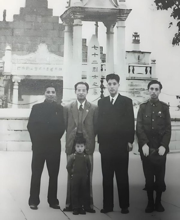 1947年，顾伟和家人的合影，他曾策划实施著名的“天马号爆炸案”