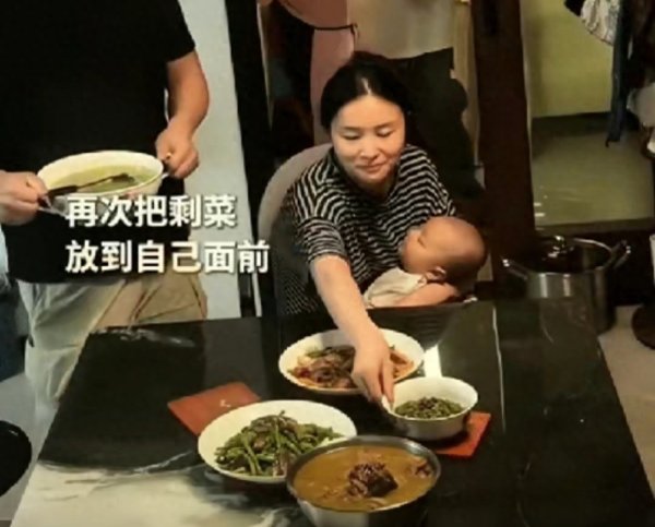 一家人准备吃晚饭 儿媳故意把剩菜摆在自己面前 想看看婆婆什么反应
